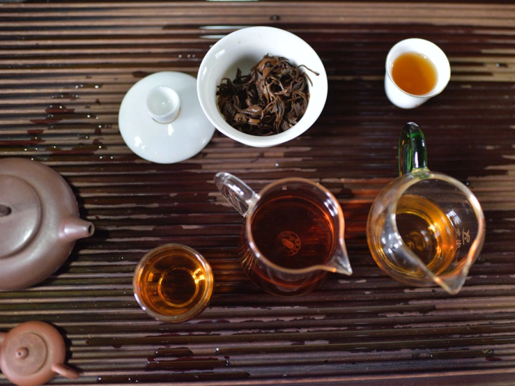 Comparison between traditional Dianhong and Sun-dried black tea liquors. | 传统滇红与晒红茶汤的对比。