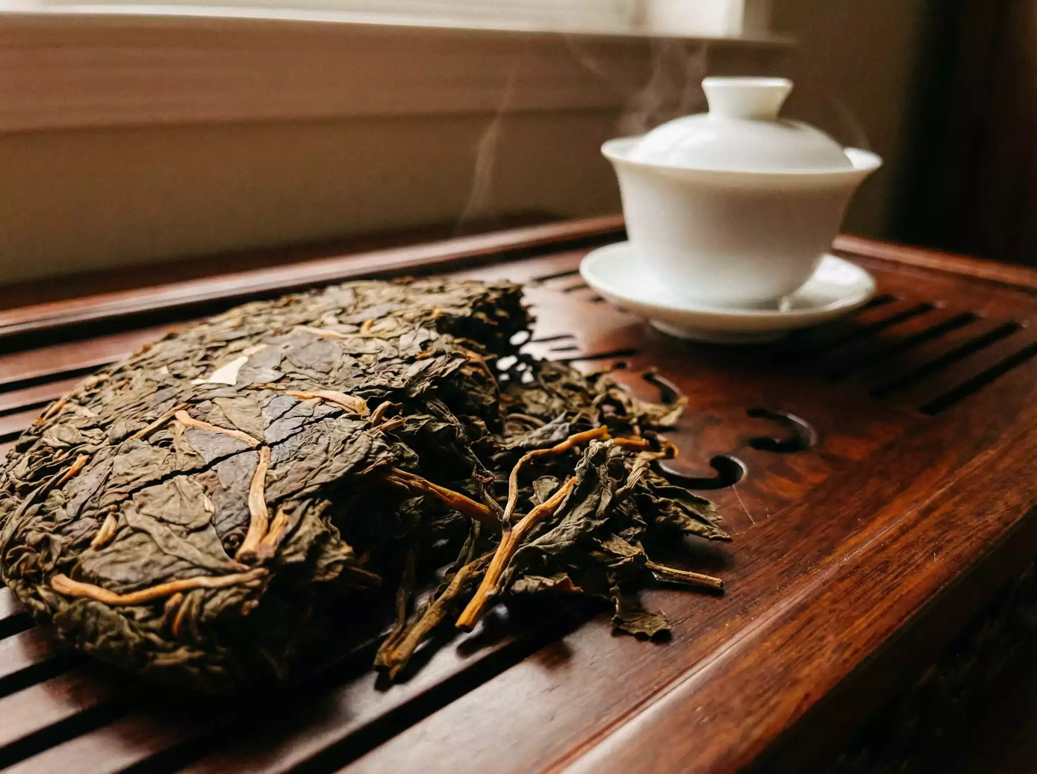 Mid-aged raw Pu-erh tea cake, rich and harmonious