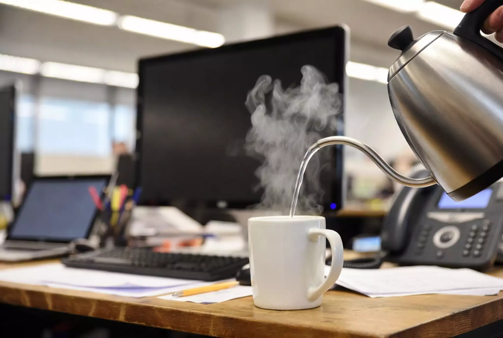 Brewing a single 2g tea cake in a mug at the office desk