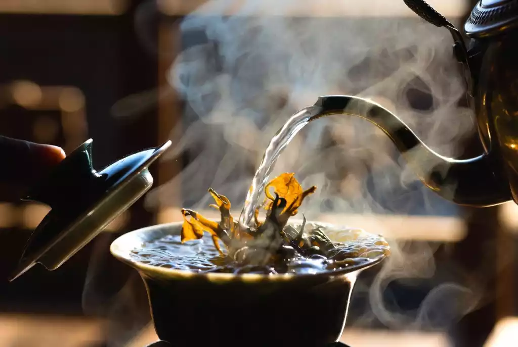 Gongfu brewing of Yunnan black tea with multiple small cups