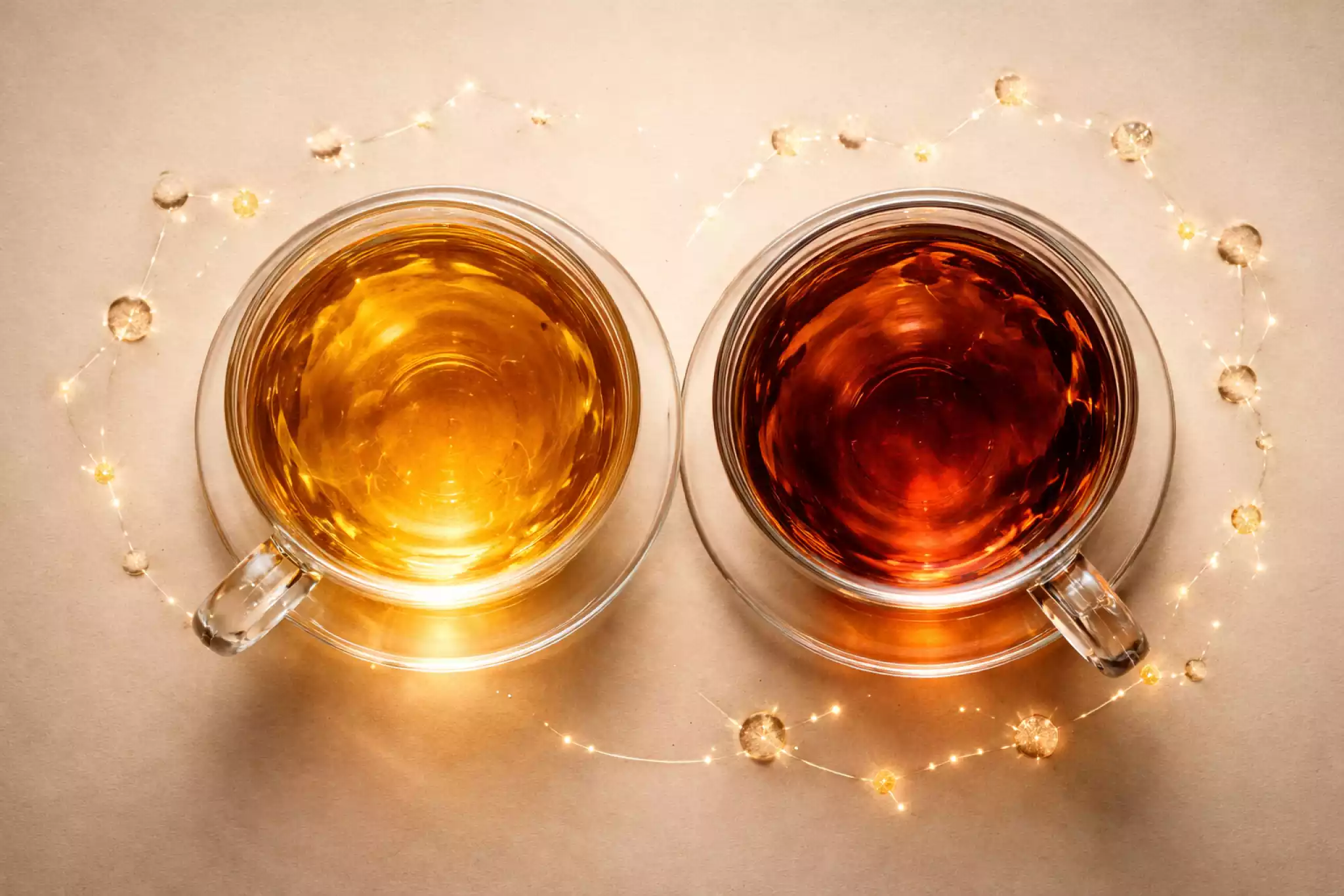 Macro shot of two tea cups comparing bright golden Theaflavins and deep amber Theabrownins